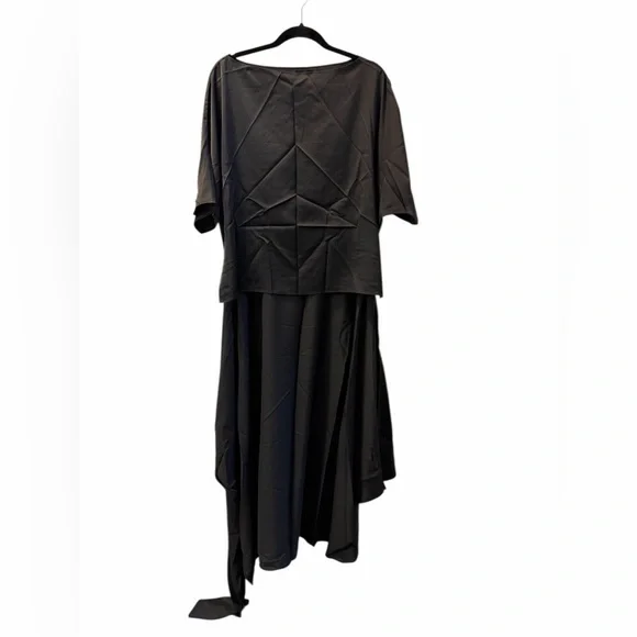 Elegant Black Dress - Picture 2 of 4